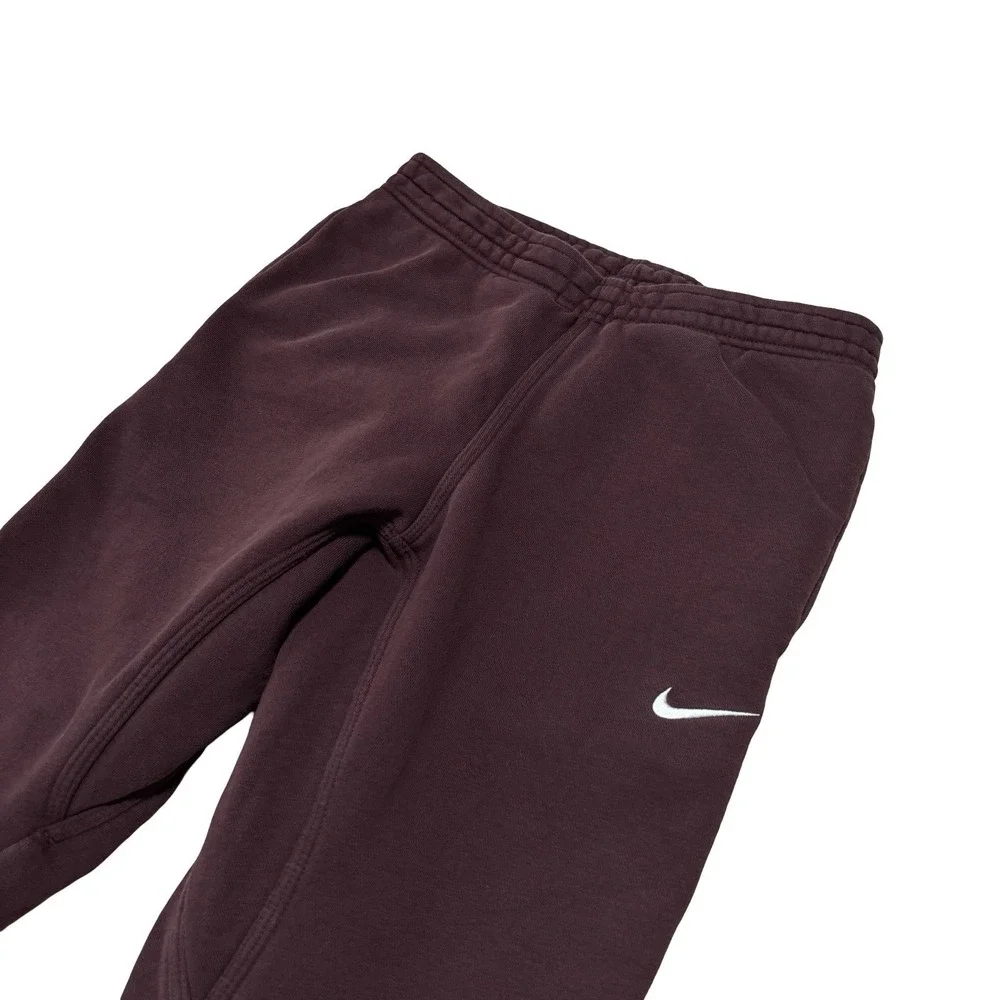 Nike Sportswear Men's Embroidered Logo Sweatpants Burgundy Size Medium 28 x 28